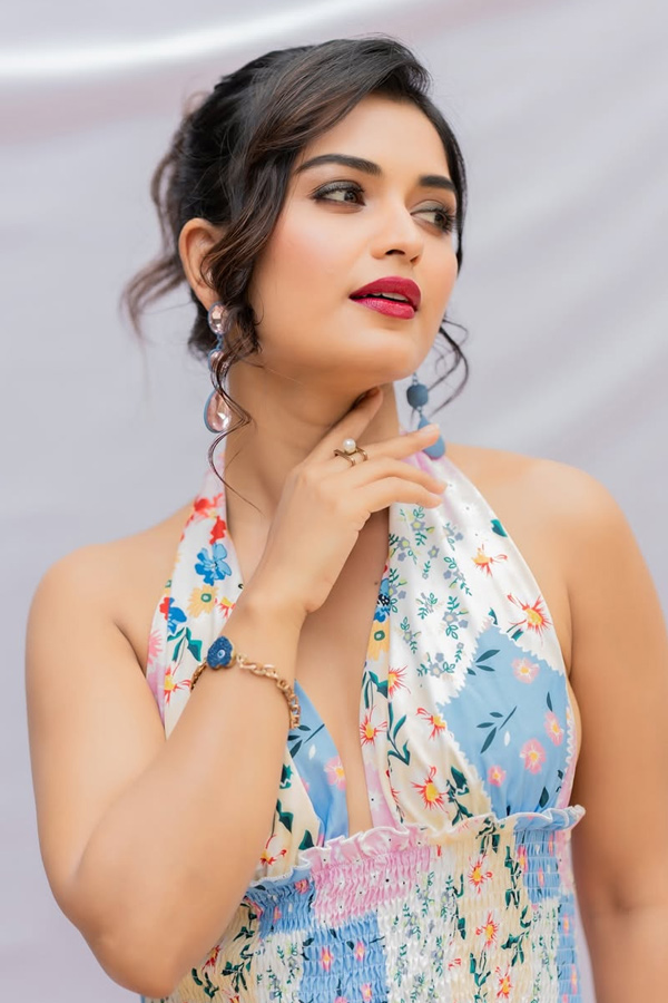 Bigg Boss 7 Contestant Priyanka Jain Block Buster Stills With Umbrella Photos18