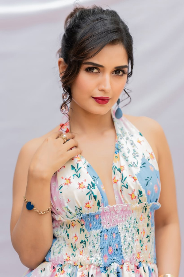 Bigg Boss 7 Contestant Priyanka Jain Block Buster Stills With Umbrella Photos19