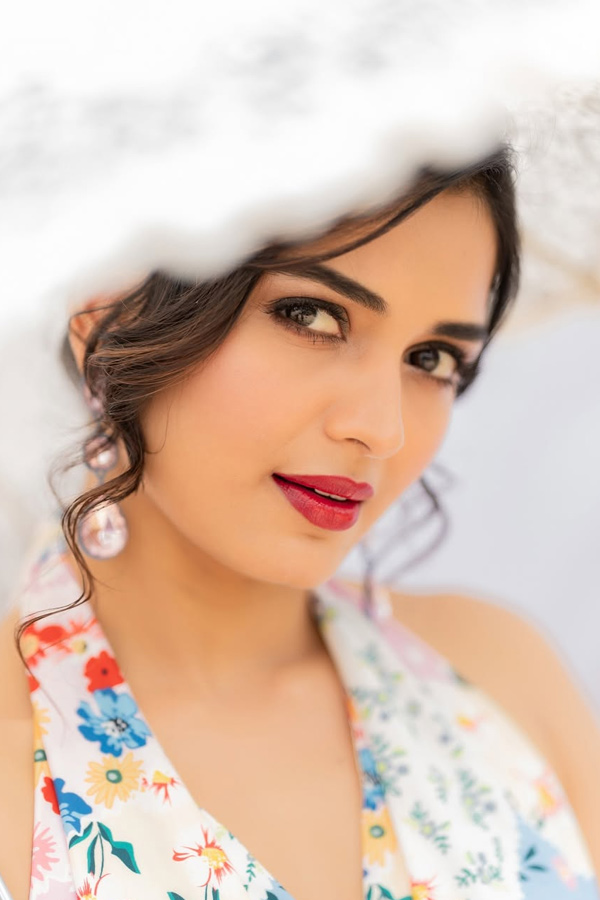 Bigg Boss 7 Contestant Priyanka Jain Block Buster Stills With Umbrella Photos4