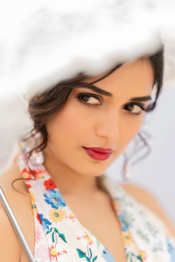 Bigg Boss 7 Contestant Priyanka Jain Block Buster Stills With Umbrella Photos5