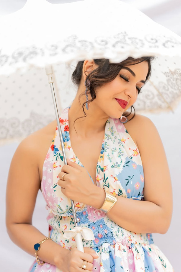 Bigg Boss 7 Contestant Priyanka Jain Block Buster Stills With Umbrella Photos6