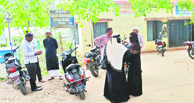 ఉర్దూ బోధనకు ఉరి! 1
