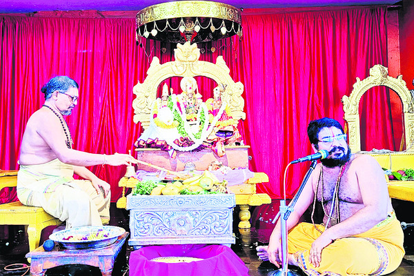 రామయ్యకు సువర్ణ తులసీ అర్చన2