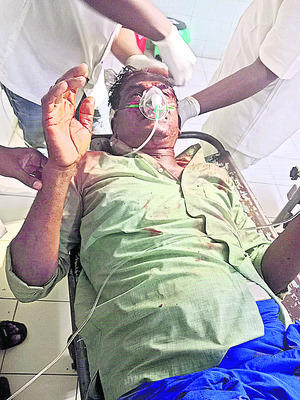 వర్షానికి నేలకూలిన వృక్షం 3