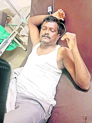 వర్షానికి నేలకూలిన వృక్షం 1