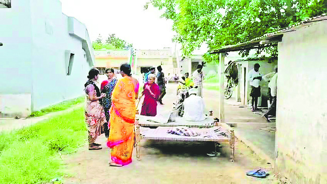 రెచ్చిపోయిన దొంగలు 1