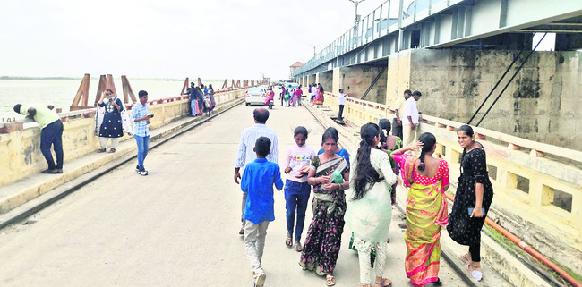 సందర్శకులతో జూరాల కిటకిట 1