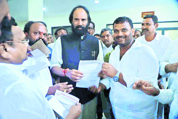 రాష్ట్ర అవతరణ వేడుకలకు ముఖ్యఅతిథిగా ఉత్తమ్2