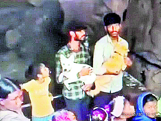గుప్తేశ్వర క్షేత్రంలోకి కుక్కలపిల్లలతో ఇద్దరి ప్రవేశం 1