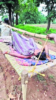 మంచం మీద గర్భిణి తరలింపు 2