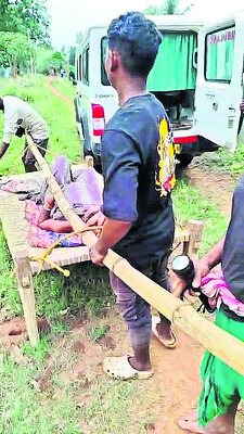 మంచం మీద గర్భిణి తరలింపు 1