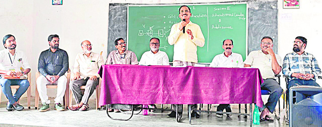విద్యార్థులు హిందీలోనూ రాణించాలి 
1