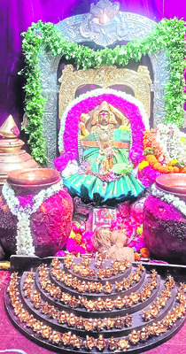 పైడితల్లి అమ్మవారికి స్వర్ణపుష్పార్చన1