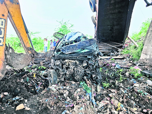 30 అడుగుల బ్రిడ్జి.. కింద చెత్త2