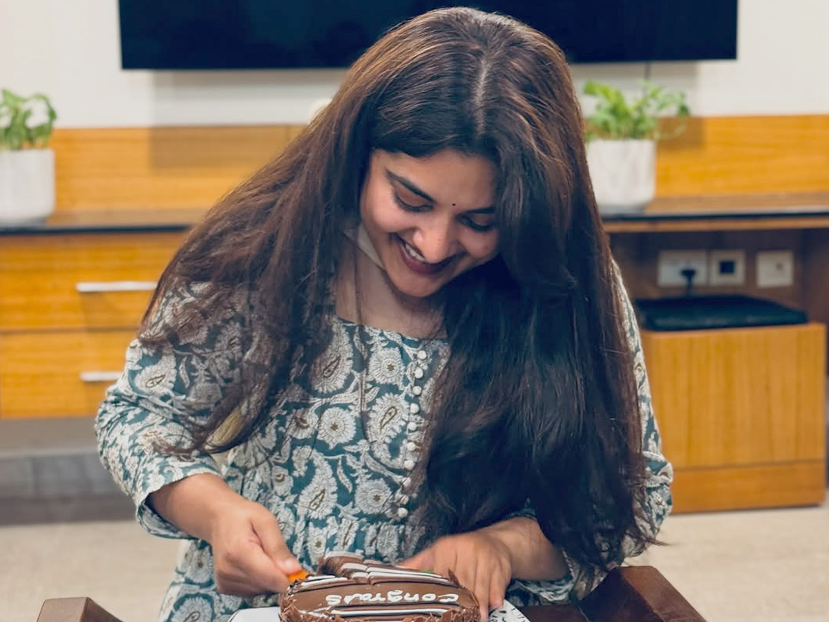 Actress Nivetha Thomas celebrates Gaddar Award With Family Photos3