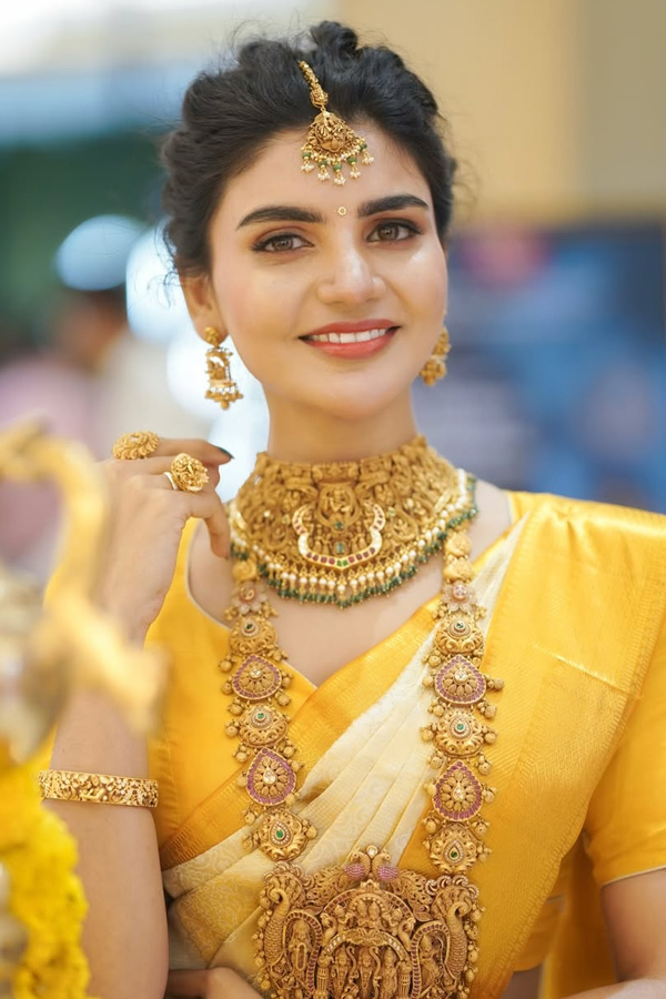 Jabardasth Varsha Stunning Looks in Traditional Attire Photos11