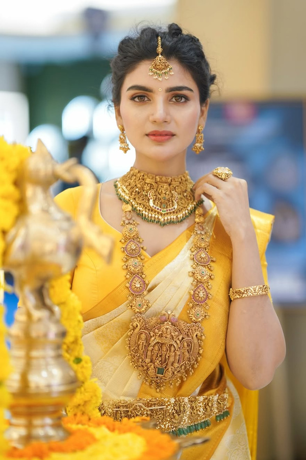 Jabardasth Varsha Stunning Looks in Traditional Attire Photos12