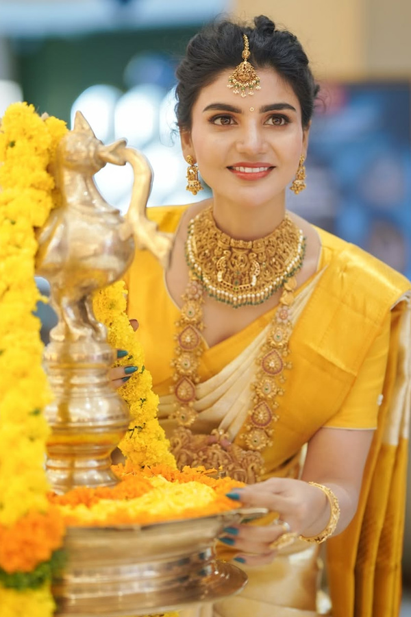 Jabardasth Varsha Stunning Looks in Traditional Attire Photos13