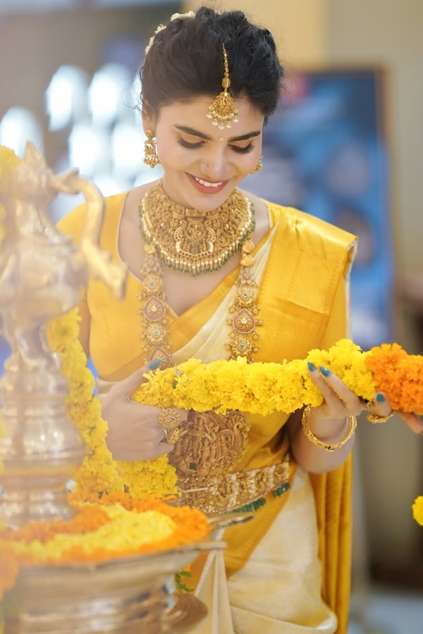 Jabardasth Varsha Stunning Looks in Traditional Attire Photos3