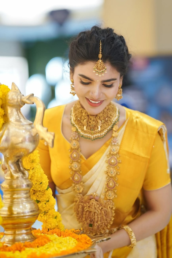 Jabardasth Varsha Stunning Looks in Traditional Attire Photos4