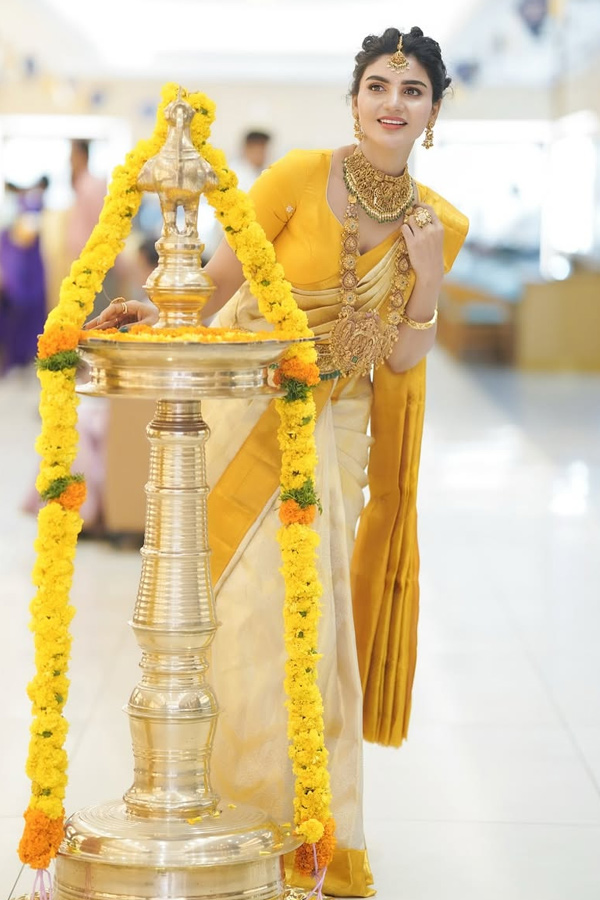 Jabardasth Varsha Stunning Looks in Traditional Attire Photos5