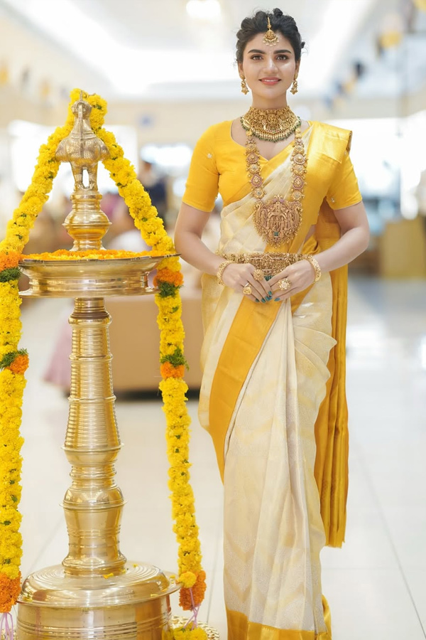 Jabardasth Varsha Stunning Looks in Traditional Attire Photos7