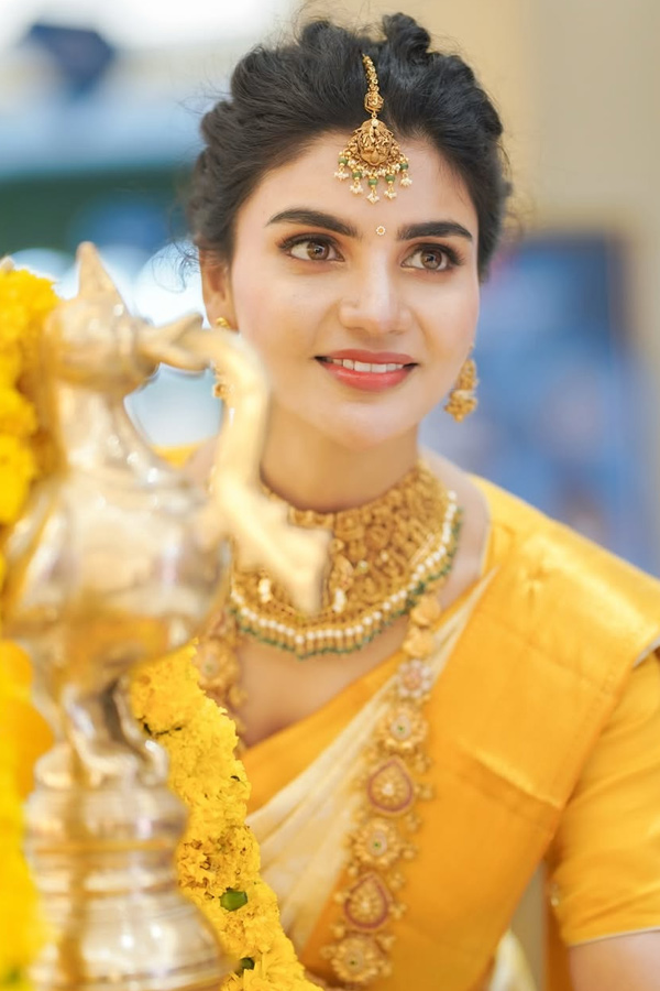 Jabardasth Varsha Stunning Looks in Traditional Attire Photos8