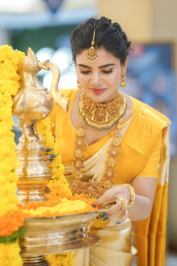 Jabardasth Varsha Stunning Looks in Traditional Attire Photos9