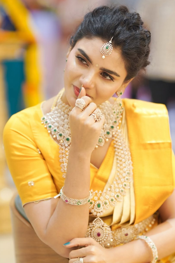 Jabardasth Varsha Stunning Looks in Traditional Attire Photos10