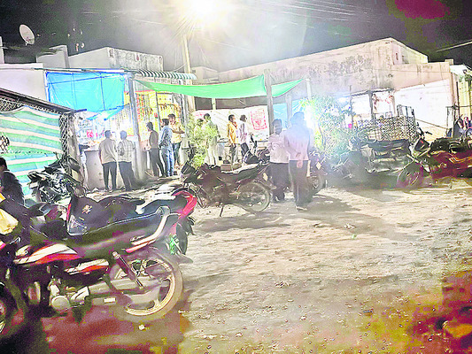 రోడ్లపైనే సిట్టింగ్1