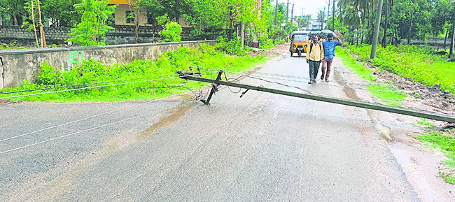 ఈదురు గాలులు.. వర్ష బీభత్సం 1