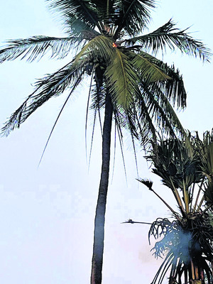 గొంతుకోసుకుని వ్యక్తి ఆత్మహత్య
2