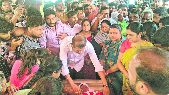రాజకీయాల కోసం జీవితాలతో ఆడుకోవద్దు 1
