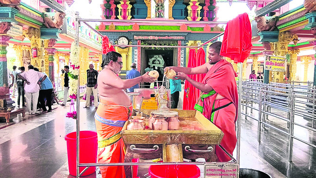 అంజన్నకు అభిషేక సేవ
1