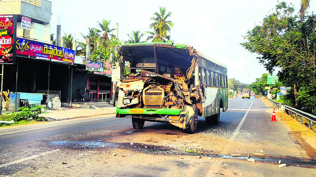 అమరావతి సభకు వెళ్లొస్తుండగా ప్రమాదం 1