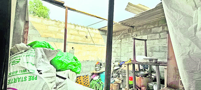 భయపెట్టిన ఈదురు గాలులు1