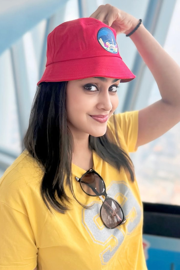 Bigg Boss 8 Soniya Akula ANd her Husband Yash Enjoying China Trip After Marriage Photos Viral2