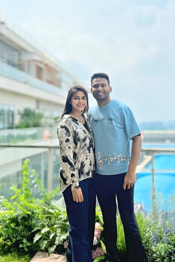 Bigg Boss 8 Soniya Akula ANd her Husband Yash Enjoying China Trip After Marriage Photos Viral5