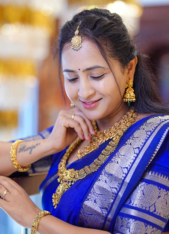 Anchor Lasya Latest Photos in Blue Saree8