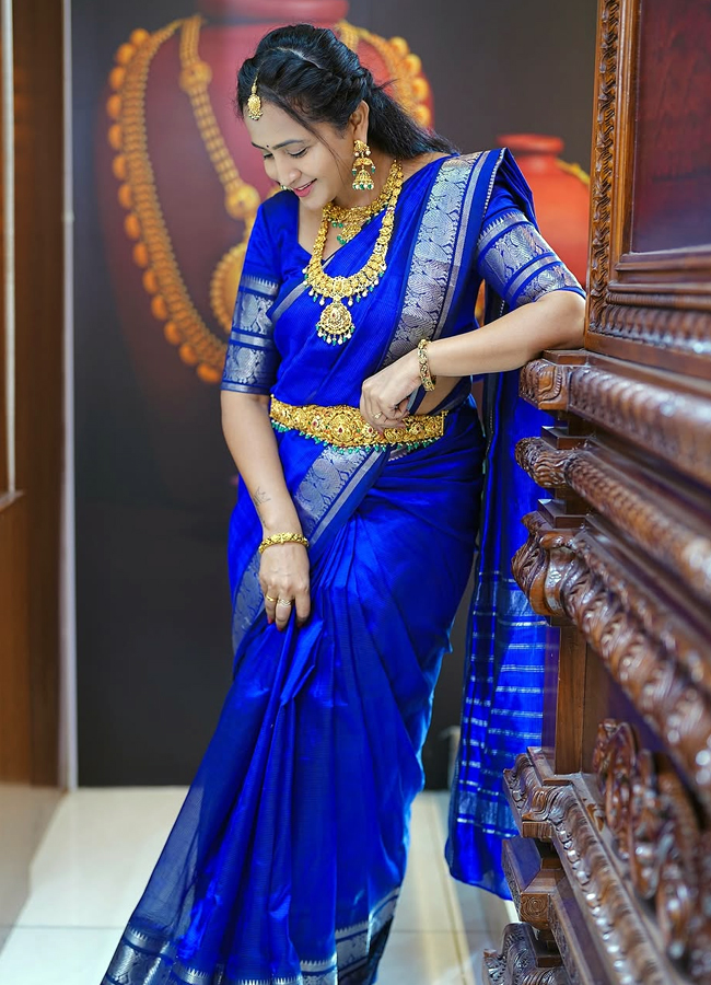 Anchor Lasya Latest Photos in Blue Saree9
