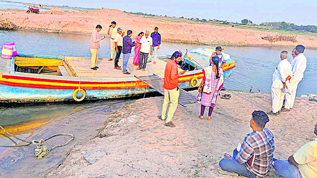 అనధికారికంగా నడిచే పడవల సీజ్‌1