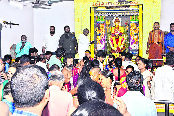 నూకాంబిక ఆలయానికి పోటెత్తిన భక్తులు1