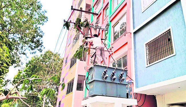చెట్టు కొమ్మలు తొలగిస్తుండగా ప్రమాదం1