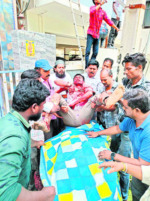 చెట్టు కొమ్మలు తొలగిస్తుండగా ప్రమాదం2
