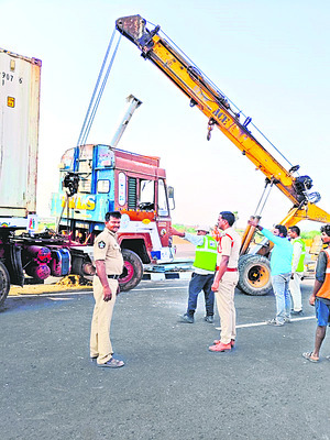 హైవేపై కంటైనర్ బీభత్సం 1