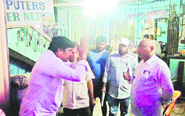 చిరు వ్యాపారిపై అధికారుల దాష్టీకం3
