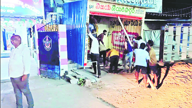 చిరు వ్యాపారిపై అధికారుల దాష్టీకం2