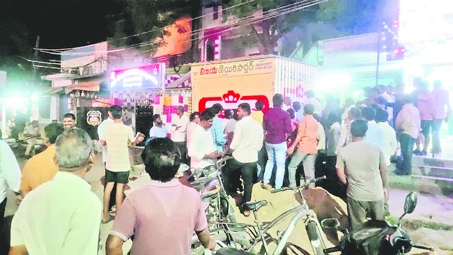 చిరు వ్యాపారిపై అధికారుల దాష్టీకం1