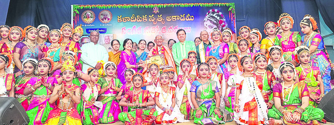 బాలికకు ఆర్థిక సాయం 
1