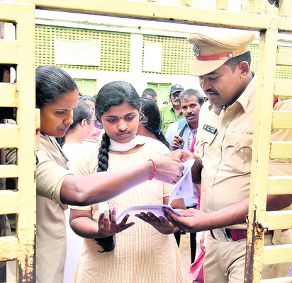 ప్రశాంతంగా నీట్ పరీక్షలు 1